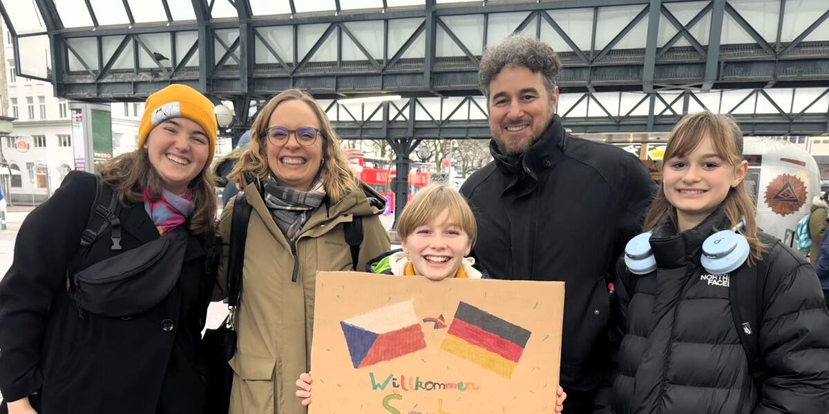 Gastmutter mit Austauschschülerinnen Gastmutter mit Austauschschülerinnen