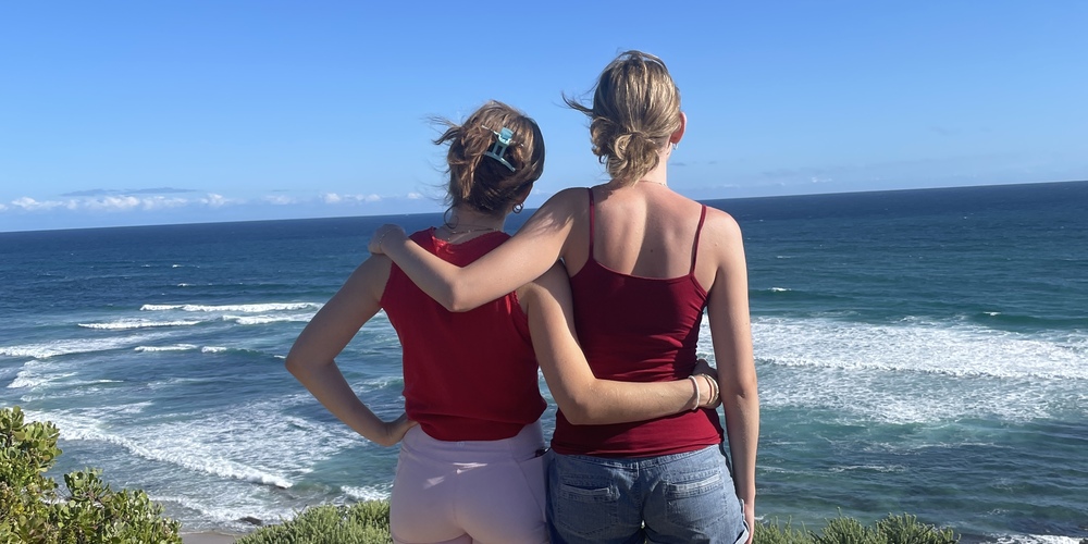 Juli mit einer Freunin am Meer