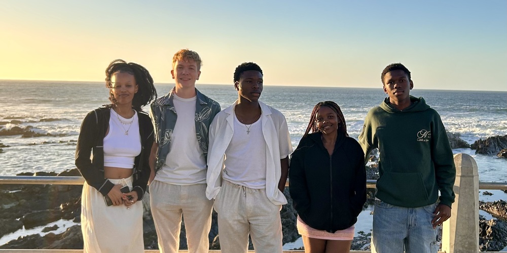 Tim mit Freunden am Meer