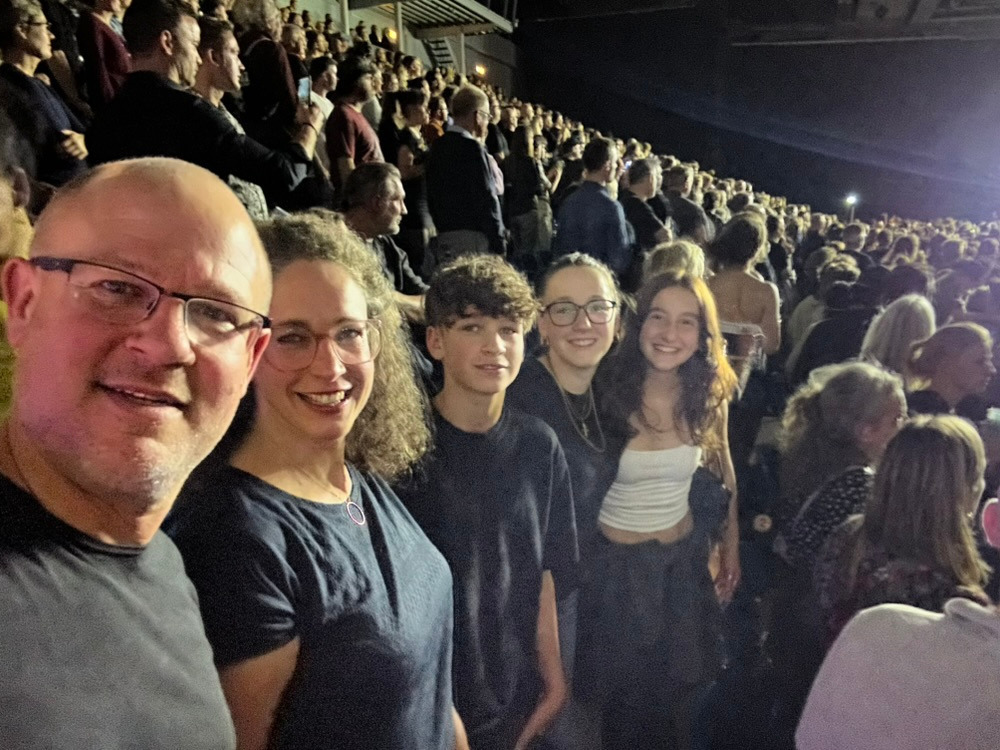 Andre, Heike, Peter, Emma und Elene beim Meute-Konzert