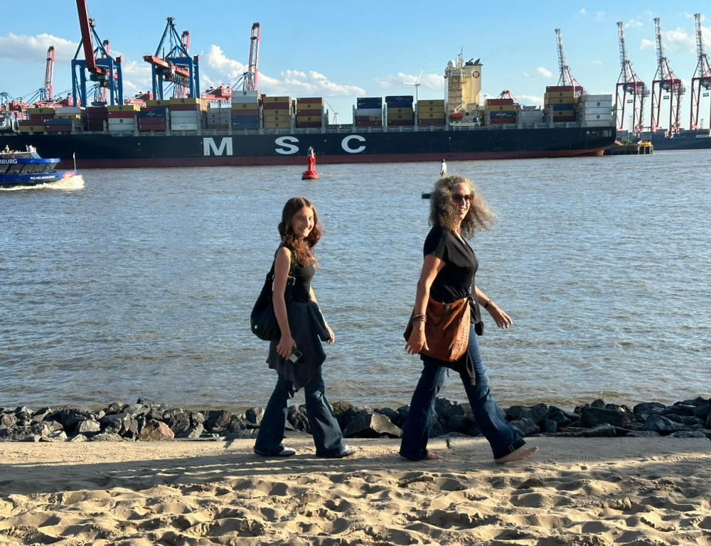 Elene und Heike am Elbstrand